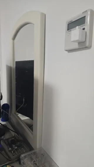 Cómoda de madera con tiradores azules.