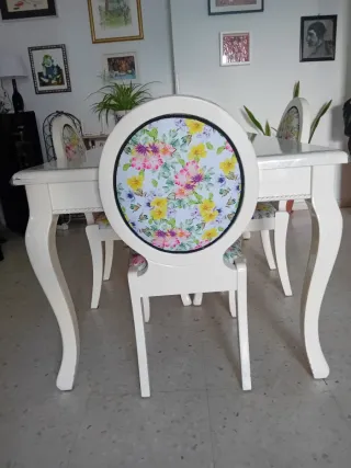 Mesa Comedor Cristal y Sillas Tapizadas Flores