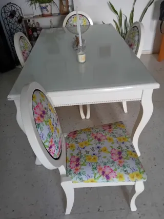 Mesa Comedor Cristal y Sillas Tapizadas Flores