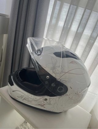Casco HJC blanco con detalles