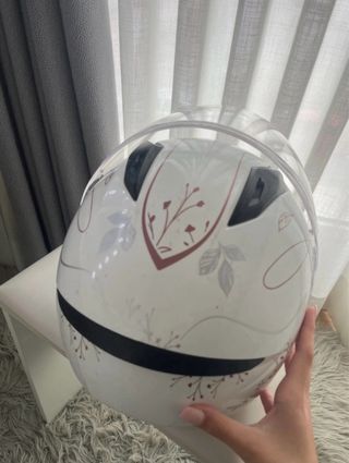 Casco HJC blanco con detalles