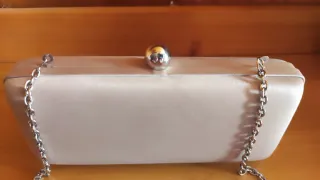 Bolso de fiesta beige con cadena plateada