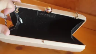 Bolso de fiesta beige con cadena plateada