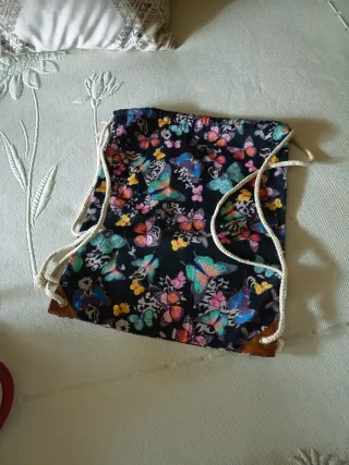 Mochila de tela con estampado de mariposas