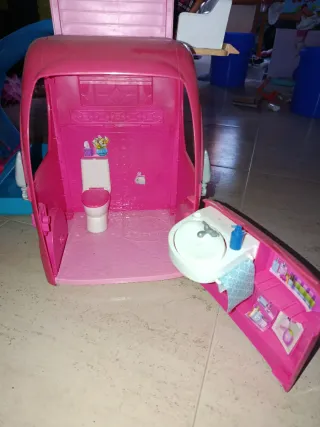 Caravana con muñecas articuladas y coche rosa