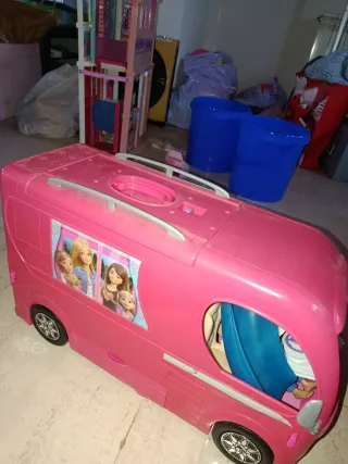 Caravana con muñecas articuladas y coche rosa