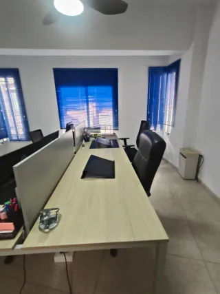 Mesa de trabajo de madera y metal