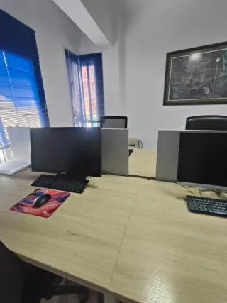 Mesa de trabajo de madera y metal