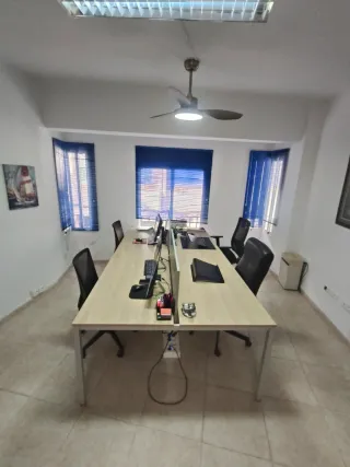 Mesa de trabajo de madera y metal