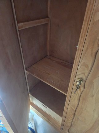 Armario ropero de madera maciza