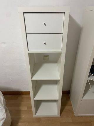 Mueble alto blanco con cajones y estantes