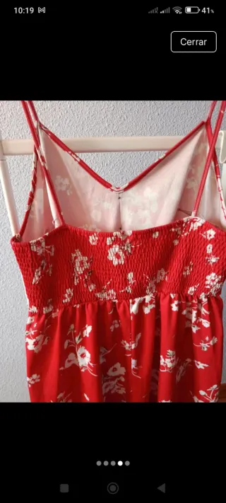 Vestido de verano rojo con flores