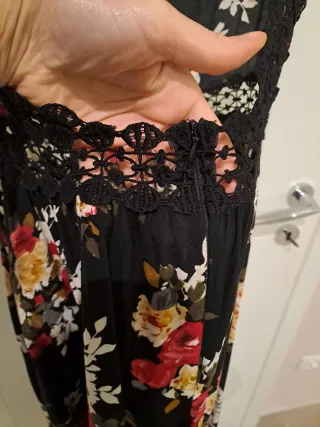 Abito lungo cut out con pizzo