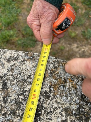 Mesa y banco de piedra