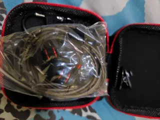 Auriculares GAMURRY negros y rojos