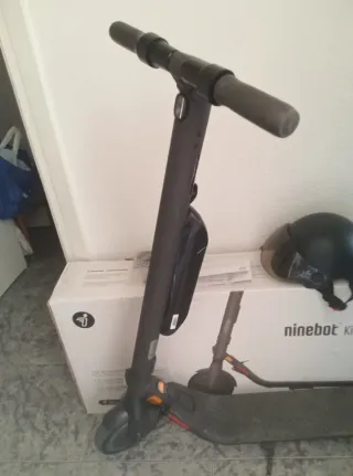 Patinete eléctrico Ninebot con casco