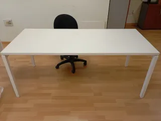 Escritorio blanco y silla oficina negra