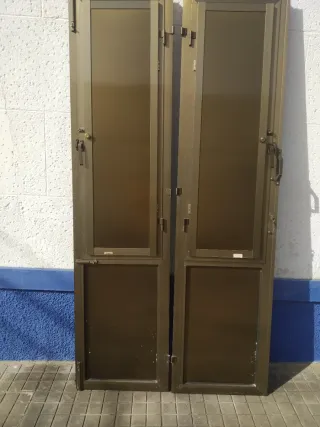 Puerta aluminio doble hoja (55x230)x2 color bronce