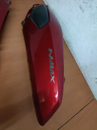 Tapas Traseras Yamaha N-MAX 2015 Rojas