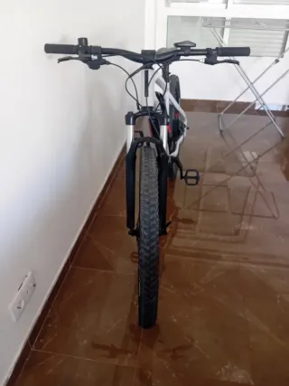 Bicicleta Eléctrica Blanca y Roja