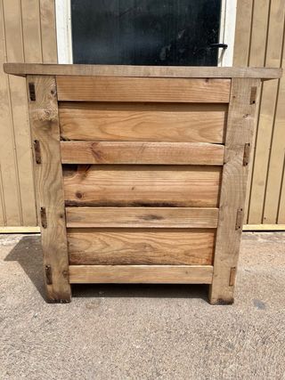 Mueble de madera rústico con cajones y puertaw