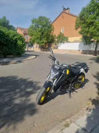 Motron Nomad 125 Naked Negra y Amarilla