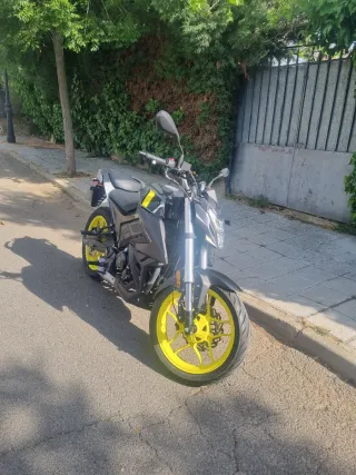 Motron Nomad 125 Naked Negra y Amarilla