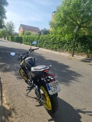 Motron Nomad 125 Naked Negra y Amarilla