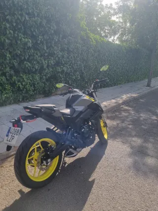 Motron Nomad 125 Naked Negra y Amarilla