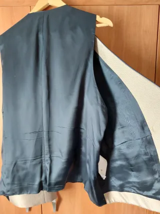 Chaleco de ceremonia beige y azul marino