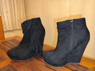 Botines de cuña negros con flecos