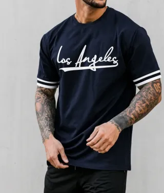 Camiseta azul marino estilo urbano