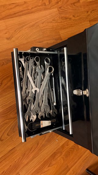 Caja de herramientas HBM con asiento