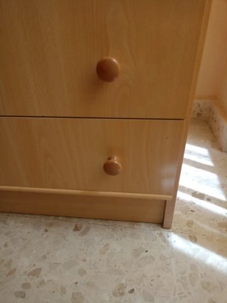 Armario de madera beige con cajones