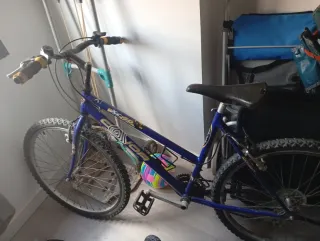 Bicicleta de montaña azul XC60