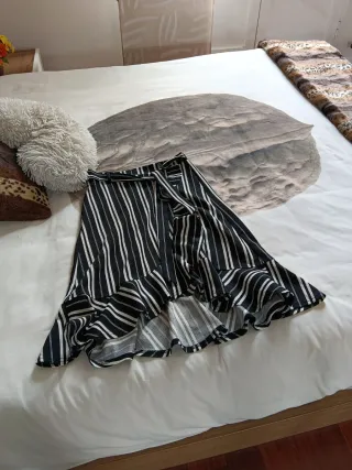 Falda por delante mas corta  rayas volantes