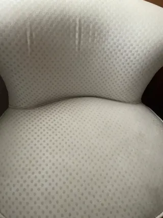 Butaca descalzadora tapizada beige