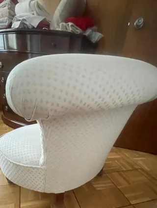 Butaca descalzadora tapizada beige