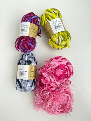 Conjunto de 4 novelos de lã coloridos