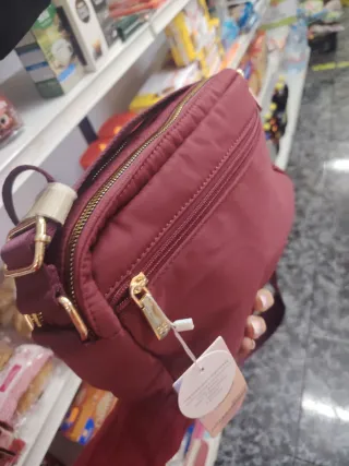 Bolso granate con detalles dorados