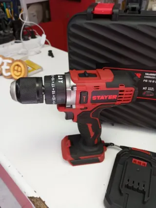 Taladro percutor Stayer con cargador y batería