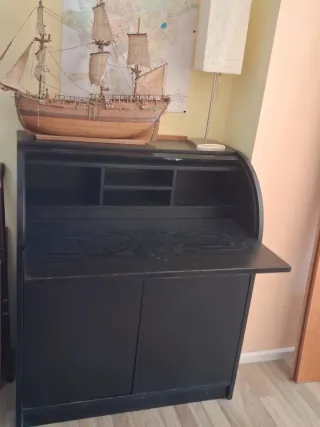 Mueble de despacho negro con puertas