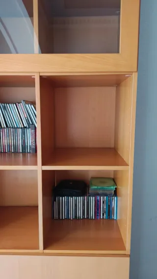 Mueble de madera con vitrina y puertas