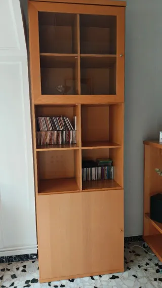 Mueble de madera con vitrina y puertas