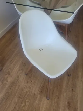 Mesa cristal y 6 sillas blancas