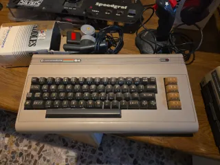 Commodore 64 con Joysticks y Monitor Disquetera