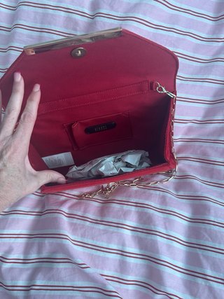 Bolso de mano rojo con cadena dorada