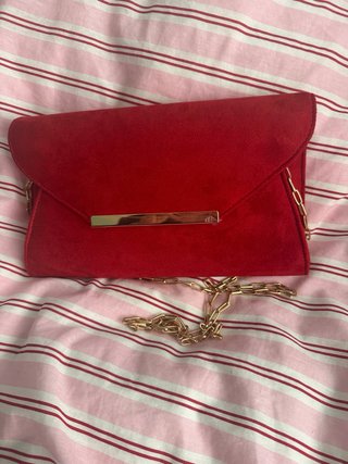 Bolso de mano rojo con cadena dorada