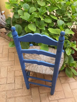 Silla de cestería azul y beige