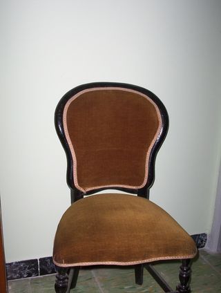Conjunto Sofá isabelino y 4 sillas a juego